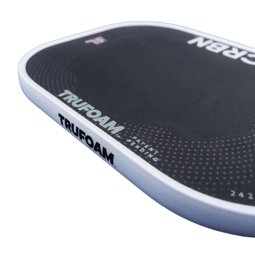 CRBN CRBN³ TF Genesis ピックルボール パドル フェイスとエッジガードの斜めディテール